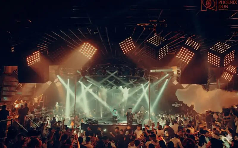 뉴 오리엔탈 클럽의 압도적인 조명 시스템